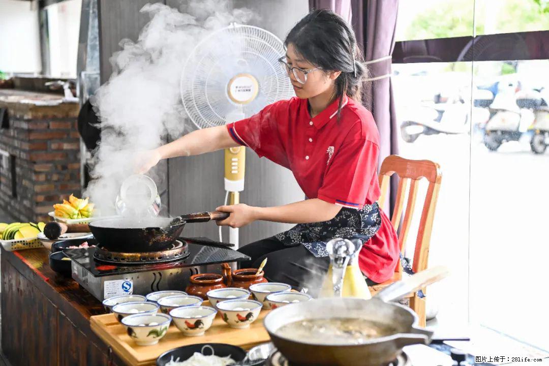 全网追的“扁担女孩”，找了一份暑假工，时薪12元 - 福州生活资讯 - 福州28生活网 fz.28life.com